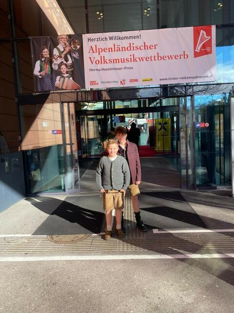 Das Voitsberger Musikschulduo vor dem Wettbewerbsort | Foto: Musikschule Voitsberg