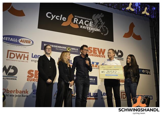 V. l .: Die beiden "Glückengel" Sofia Larcher und Christa Schirl mit Geschäftsführer Thomas Schwingshandl, Tanja Schauer und Helmut Raml von "Rettet das Kind OÖ" bei der Scheckübergabe. | Foto: Schwingshandl