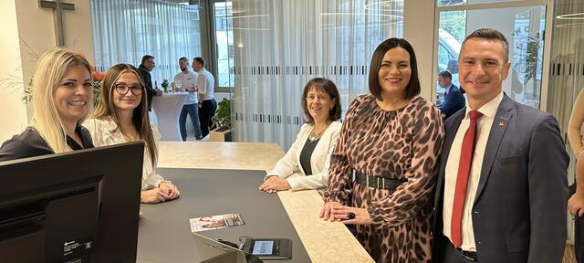 LH-Stellvertreterin Astrid Eisenkopf und LH-Präsident Robert Hergovich besuchten am Weltspartag Bankfilialen in Eisenstadt, darunter auch die Bank Burgenland. | Foto: Büro LT-Präsident