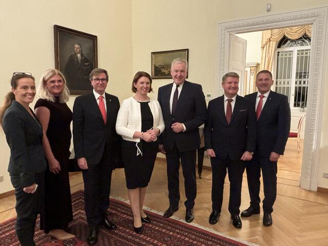 Zu Besuch in der Österreichischen Botschaft:  Ornella Di Benedetto, Gisela Wenger-Oehn, Domenik Heinrich, Landesrätin Michaela Langer-Weninger, Botschafter Martin Eichtinger, Günter Walkner und Hubert Huber (v. li.). | Foto: kai