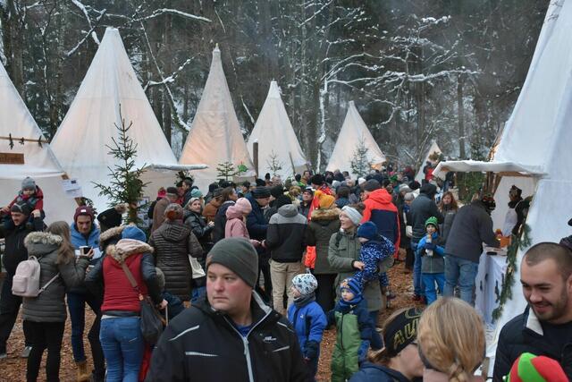 Am Samstag, 7. Dezember 2024, verwandeln sich die Holzwelten Pabneukirchen ab 13 Uhr wieder zur „d‘Weihnocht im Woid“. Archiv-Bilder der vergangenen Jahre. 