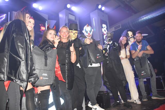 Für die besten Kostüme gab es MeinBezirk-Rucksäcke mit Goodies. | Foto: Michael Strini