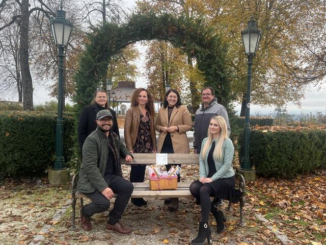 Einweihung der "Johns Sternenbank im Bürgerlustpark: „Vater der Sternenbank“ John Patrick Platzer und Wandelstern-Obfrau Bernadette Hartl, dahinter (von links) Gemeinderätin Carmen Furian, Bestattungsmitarbeiterin Angelika Silan, Stadträtin Elisabeth Kollitsch und Gemeinderat Paul Morri | Foto: Privat