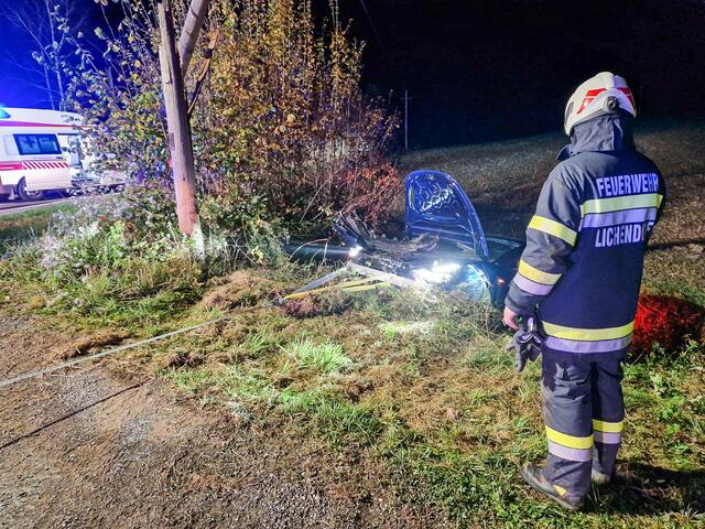 Der Fahrer eines Elektroautos verlor in den frühen Morgenstunden die Kontrolle über sein Fahrzeug und kollidierte mit einem Strommast. | Foto: FF St. Stefan im Rosental/Thomas Mahler