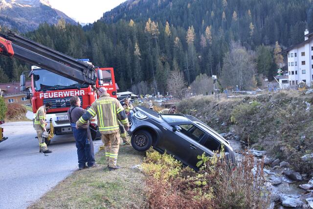 Aus bislang unbekannter Ursache geriet das Fahrzeug über den angrenzenden Fahrbahnrand der Gemeindestraße hinaus und stürzte ca. zwei Meter in ein dahinter befindliches Bachbett ab. | Foto: zoom.tirol