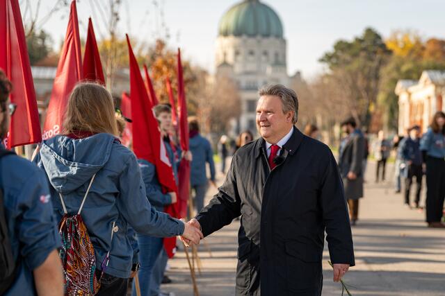 Landesparteivorsitzender und Bürgermeister Michael Ludwig (SPÖ) hielt eine Ansprache vor dem Mahnmal der Stadt Wien für die Opfer für ein freies Österreich 1934–1945. | Foto: Markus Sibrawa