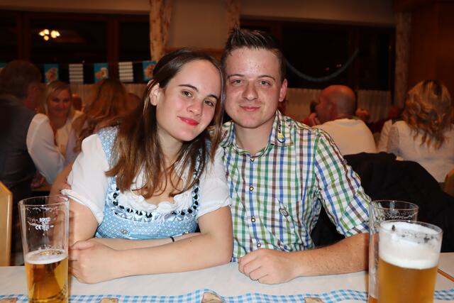 Celina und Daniel freuten sich über ein gelungenes Oktoberfest. | Foto: Markus Bäumler/zema-medien.de