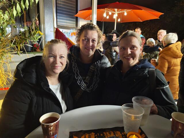 Sabine, Christina und Marion machten es sich rund um einen Stehtisch gemütlich. 