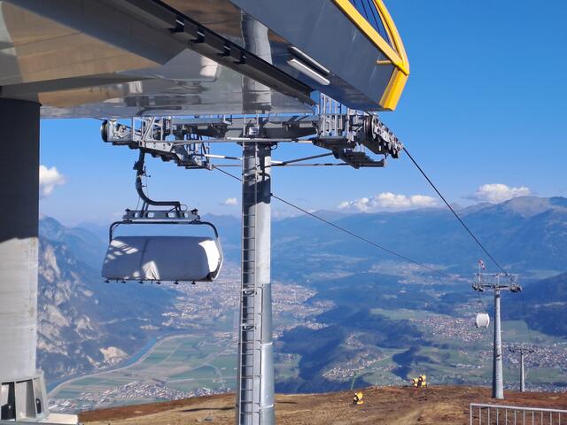 Zwölf Achter-Gondeln und 24 Sechser-Sessel fahren abwechselnd in Richtung Bergstation. | Foto: Oberperfer Bergbahnen