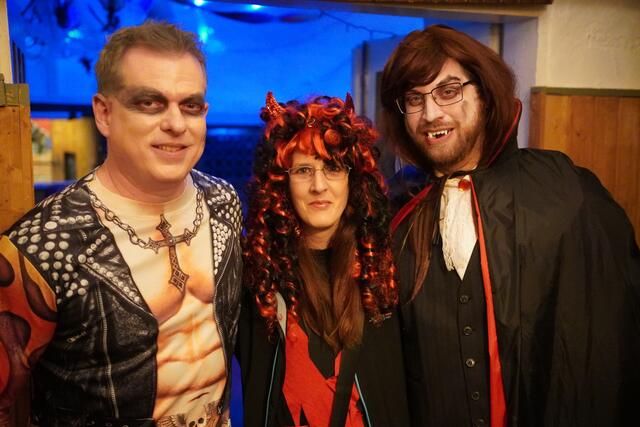 Andi Mauser, Jasmin Egger und Stefan Böhm in Halloween-Stimmung.