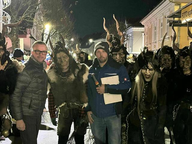 Matthias Pichler und Bgm. Helmut Linhart sind auf den Krampuslauf vorbereitet. | Foto: Gruam Teifl