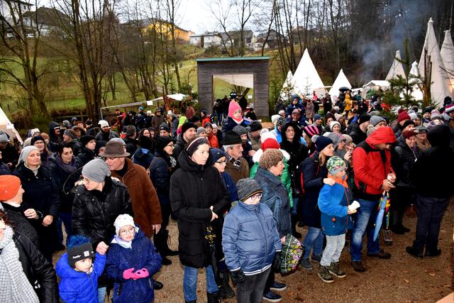 Am Samstag, 7. Dezember 2024, verwandeln sich die Holzwelten Pabneukirchen ab 13 Uhr wieder zur „d‘Weihnocht im Woid“. Archiv-Bilder der vergangenen Jahre. 