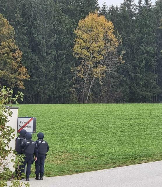 Exklusives Fotomaterial vom Polizeieinsatz, der gerade läuft. Das Auto des Mannes wurde in einem Waldstück gefunden. | Foto: Privat