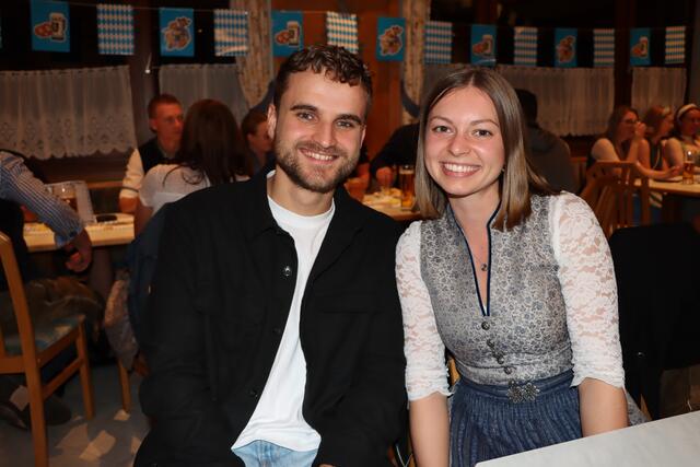 Matthias und Adriana freuten sich über einen lustigen Abend auf dem Oktoberfest der Union in St. Aegidi. | Foto: Markus Bäumler/zema-medien.de