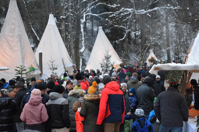 Am Samstag, 7. Dezember 2024, verwandeln sich die Holzwelten Pabneukirchen ab 13 Uhr wieder zur „d‘Weihnocht im Woid“. Archiv-Bilder der vergangenen Jahre. 
