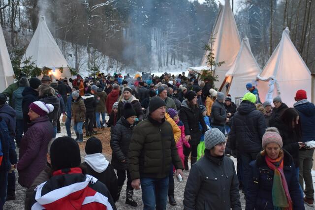Am Samstag, 7. Dezember 2024, verwandeln sich die Holzwelten Pabneukirchen ab 13 Uhr wieder zur „d‘Weihnocht im Woid“. Archiv-Bilder der vergangenen Jahre. 