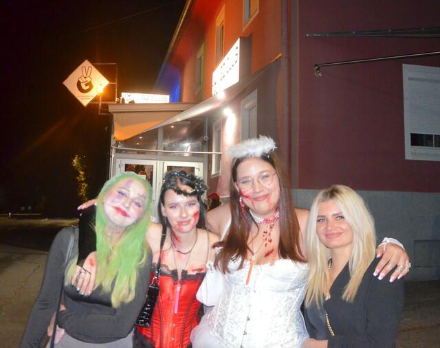 Kristin, Valentina, Valessa und  Melanie vor dem Club