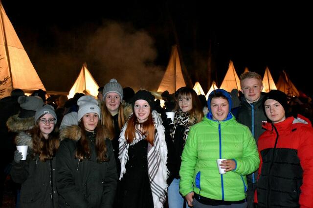 Am Samstag, 7. Dezember 2024, verwandeln sich die Holzwelten Pabneukirchen ab 13 Uhr wieder zur „d‘Weihnocht im Woid“. Archiv-Bilder der vergangenen Jahre. 