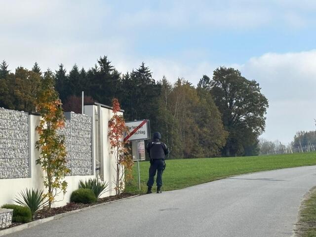 Derzeit läuft ein Großeinsatz der Polizei in Partenreit. | Foto: MeinBezirk OÖ