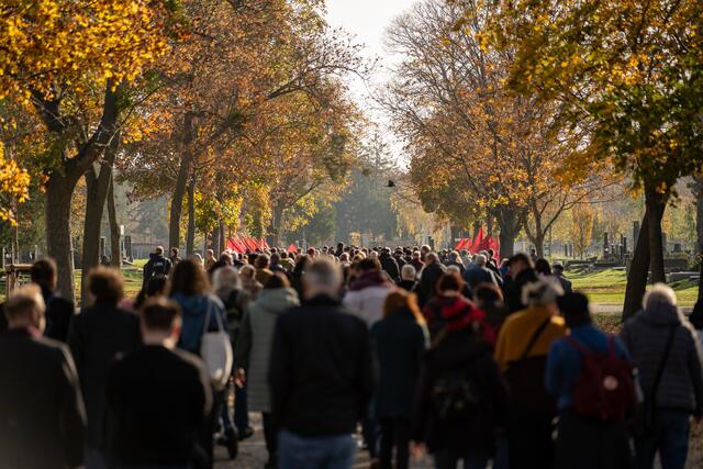 Unter dem Titel "Niemals vergessen" organisierte die Wiener SPÖ auch in diesem Jahr am 1. November einen Gedenkmarsch für die Opfer des Kampfes gegen den Austrofaschismus und Nazifaschismus.  | Foto: Markus Sibrawa