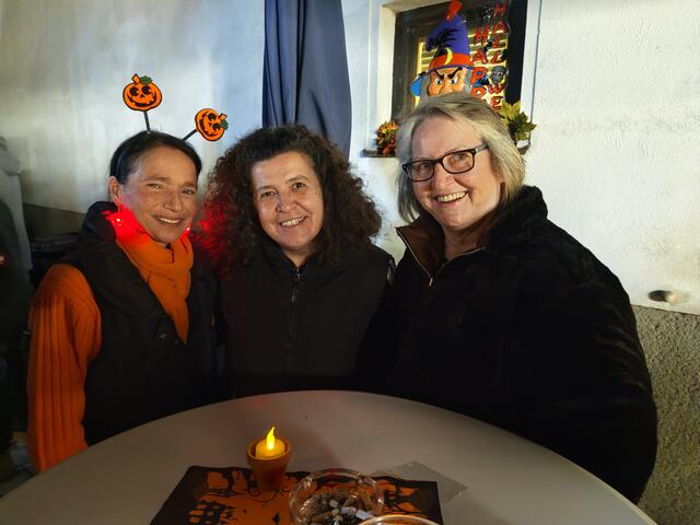 Birgit, Sandra und Gaby genossen den Abend. 