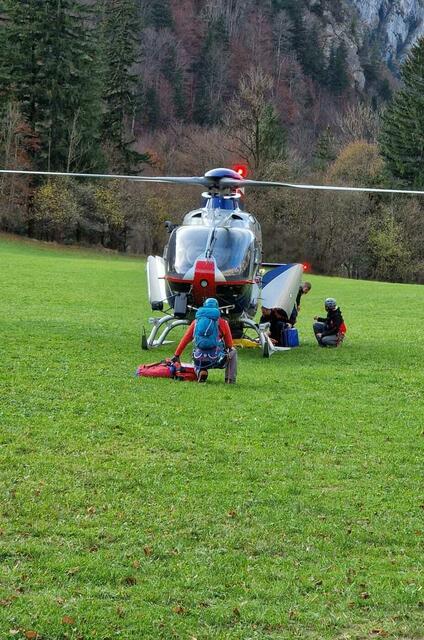 Zur Rettung des dritten Kletterers kam der Polizeihubschrauber "Libelle" Steiermark zum Einsatz.  | Foto: Bergrettung Eisenerz
