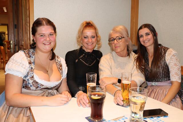 Lena, Sabine, Wilma und Sarah hatten einen Mädlsabend auf dem Oktoberfest. | Foto: Markus Bäumler/zema-medien.de