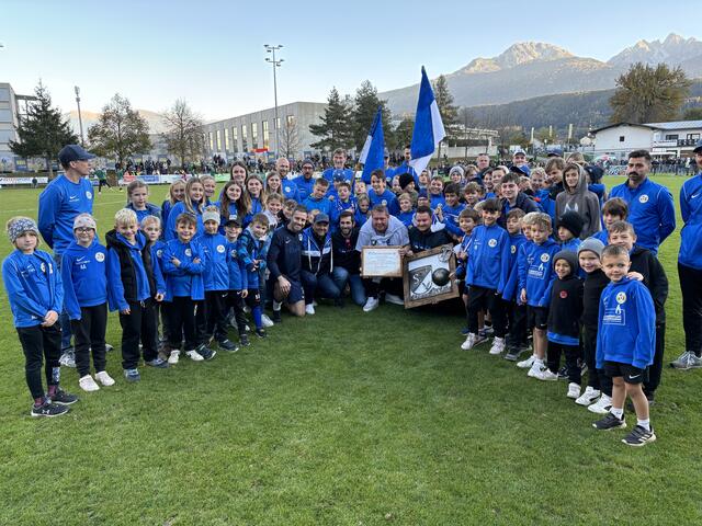 Auch der Kemater Nachwuchs feierte sein neues Ehrenmitglied. | Foto: Hassl