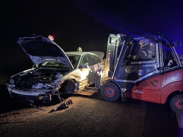 Beim Touchieren der Leitschiene riss der vordere linke Reifen des BMW ab und flog rund 20 Meter ins Feld.  | Foto: FF Weistrach