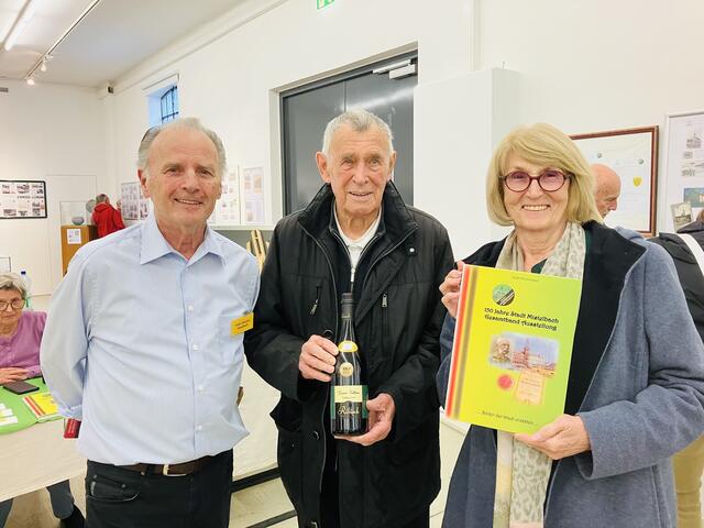 Alfred Englisch mit dem Tausensten Besucher Ilse und Helmuth Hofmann