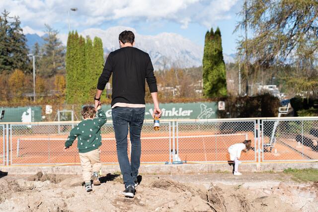 Das neue Clubhaus soll ein zusammentreffen der Mitglieder ermöglichen und Tennis auch der neuen Generation schmackhaft machen.  | Foto: Julia Perktold