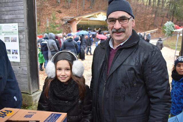 Am Samstag, 7. Dezember 2024, verwandeln sich die Holzwelten Pabneukirchen ab 13 Uhr wieder zur „d‘Weihnocht im Woid“. Archiv-Bilder der vergangenen Jahre. 