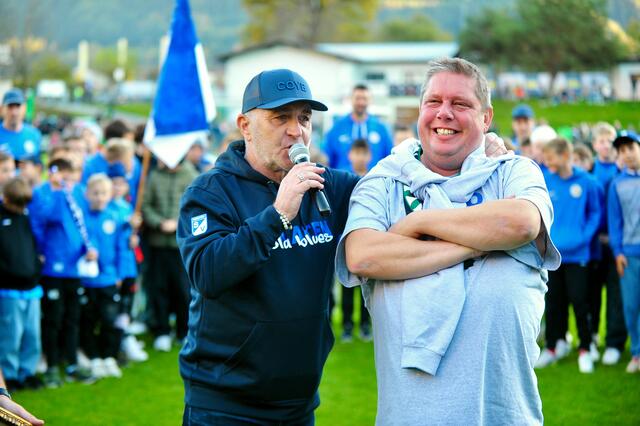 Ehrenmitglied Arno Bucher (re.) – sein Nachfolger Siegfried Ostermann gratulierte mit herzlichen Worten. | Foto: Hassl