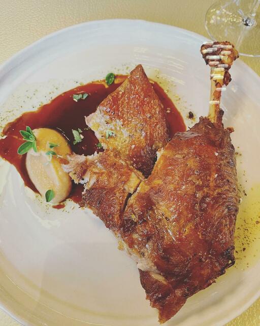 Auch namhafte Köche greifen die Tradition des Gansl-Festtagsbraten bis heute auf und zaubern tolle Gerichte. So auch Max Stiegl vom Restaurant Gut Purbach.  | Foto: Gut Purbach