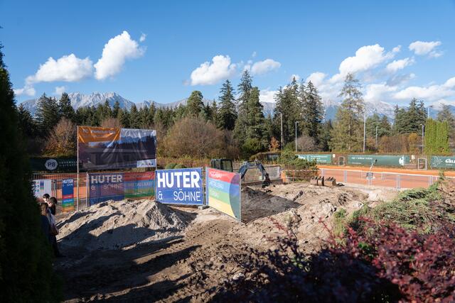 So sieht es zur Zeit auf der Baustelle für das neue Clubhaus aus. Dort wird es bald Umkleidekabinen sowie einen Gastronomiebetrieb geben.  | Foto: Julia Perktold