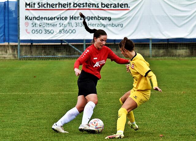 Dorontina Thaqi (rotes Trikot) kurbelte im Mittelfeld | Foto: Navratil Thomas