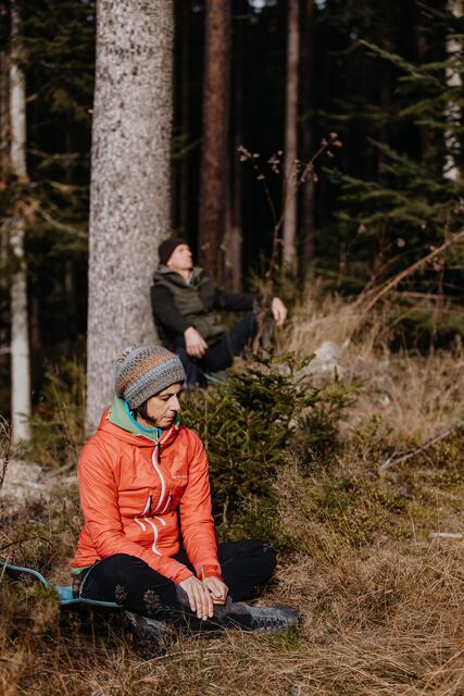 "Nichts lernen, sondern einfach spüren und genießen, wie gut einem der Wald tut. Genau das ist Waldbaden – eintauchen in die Waldatmosphäre", erklärt Waldbadentrainerin Karin Paar. | Foto: Nici Seiser