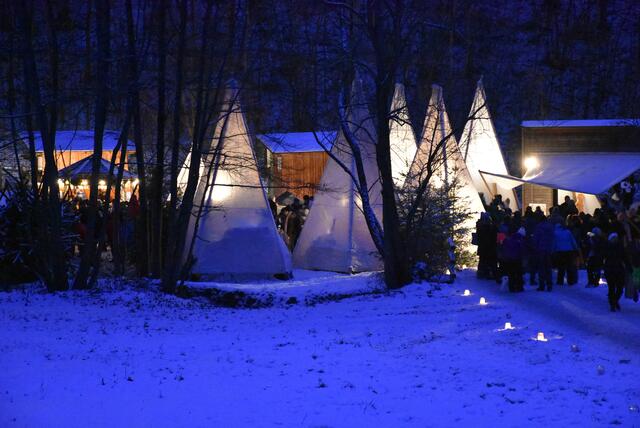 Am Samstag, 7. Dezember 2024, verwandeln sich die Holzwelten Pabneukirchen ab 13 Uhr wieder zur „d‘Weihnocht im Woid“. Archiv-Bilder der vergangenen Jahre. 