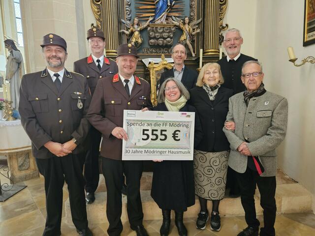 Mario Hofbauer, Andreas Fally und Hannes Pucher von der FF Mödring, Julia Kierberger als Leiterin vom Kirchenchor und Flieserstaudn &amp; Wurzelwerk, Christoph Manhart, Kapellmeister von Maiblech, Herta Schmudermayer und Helmut Malleczek von der Mödringer Hausmusik und P. Albert | Foto: Reinhard Stark