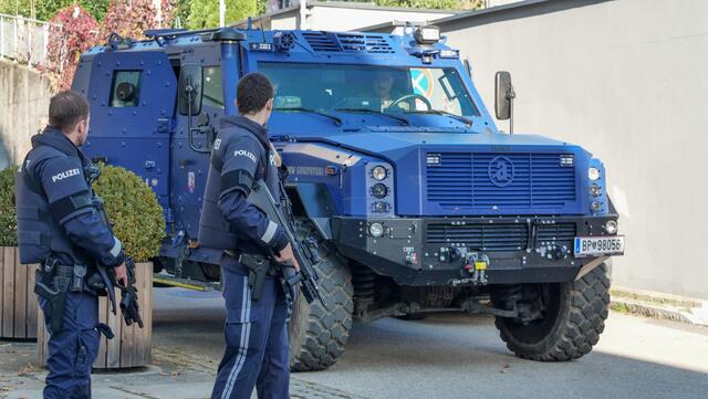 Gepanzerter Einsatzwagen der Polizei in Altenfelden. Überall wimmelt es von schwerbewaffneten Beamten – die Anspannung ist groß. | Foto: MeinBezirk OÖ/Siegl