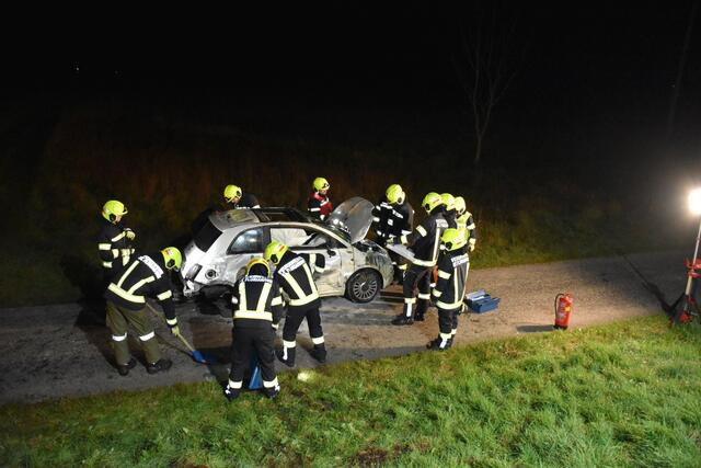 Zwei Pkw waren auf der Bundesstraße kollidiert, wobei sich eines der Fahrzeuge überschlug und unterhalb der Böschung auf dem Dach zum Liegen kam.  | Foto: FF St. Florian am Inn
