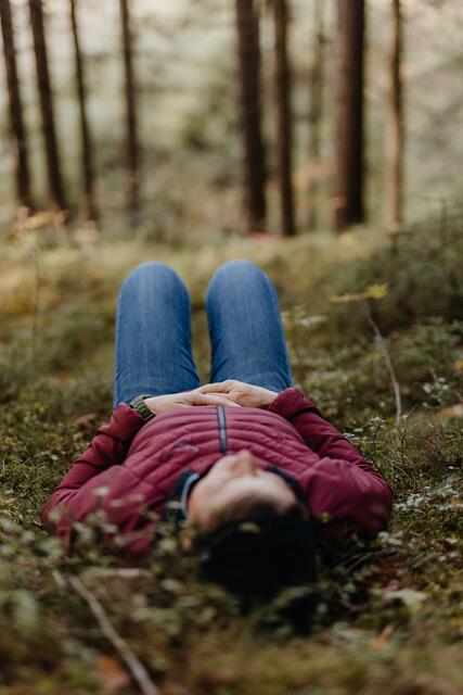 Entspannung im Wald: Karin Paar zeigt, wie Waldbaden richtig funktioniert.  | Foto: Nici Seiser