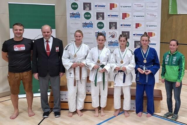 Olympiastarterin Katharina Tanzer (re) assistierte bei der Siegerehrung | Foto: KK