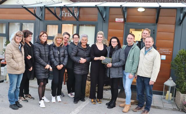 Christina Moitz (8.v.l.) übergibt mit ihren Mitarbeiterinnen an Martins Mutter Maria Holl Spenden und Tageserlös des Charity-Haarschneidens. | Foto: Edith Ertl