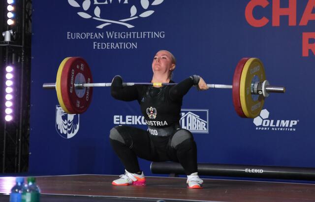 Lena Raidel bei umsetzen von 101 kg
Foto: Conny Högg