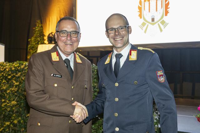 BR Michael "Mike" Leprich von der Freiwilligen Feuerwehr mit dem neuen Chef der Berufsfeuerwehr Werner Kloiber | Foto: Stadt Salzburg/Herbert Rohrer/Wildbild