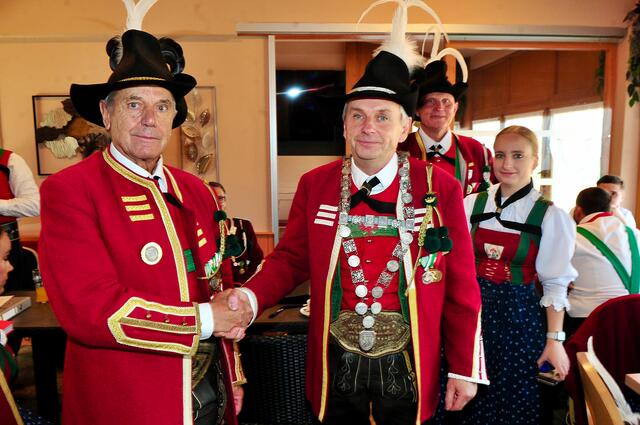 Die Kette des Schützenkönigs bleibt dort, wo sie immer ist: Fähnrich Klaus Pichler zeigte sich erneut treffsicher. | Foto: Fotos: Hassl