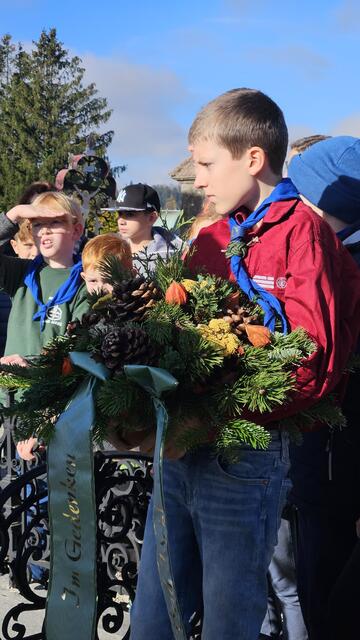 Tradition traf Nächstenliebe: Die Ischler Pfadfinder gestalteten die Gräber als Zeichen der Dankbarkeit. | Foto: Pfadfinder Bad Ischl