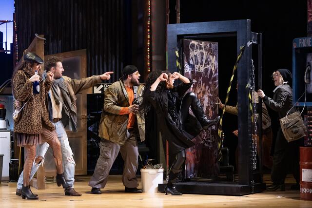 Das Ensemble des Theater Rum begeistert mit einer leidenschaftlichen und packenden Inszenierung des Kult-Musicals „RENT“.