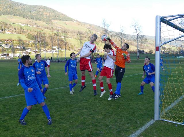 In dieser Strafraumszene konnte der Sektionsleiter David Pfisterer im Tor von Taxenbach noch einmal glänzen. | Foto: Klaus Vorreiter